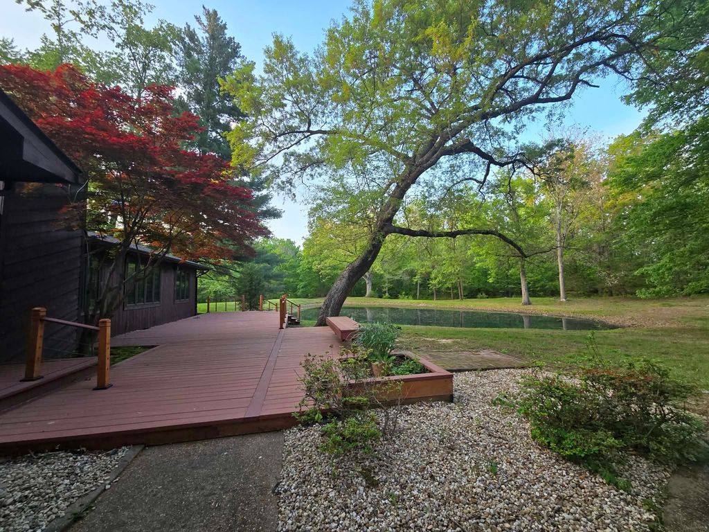 Image 6 of property listing at 17647 N Old Centralia Lane, Mt Vernon, IL 62864