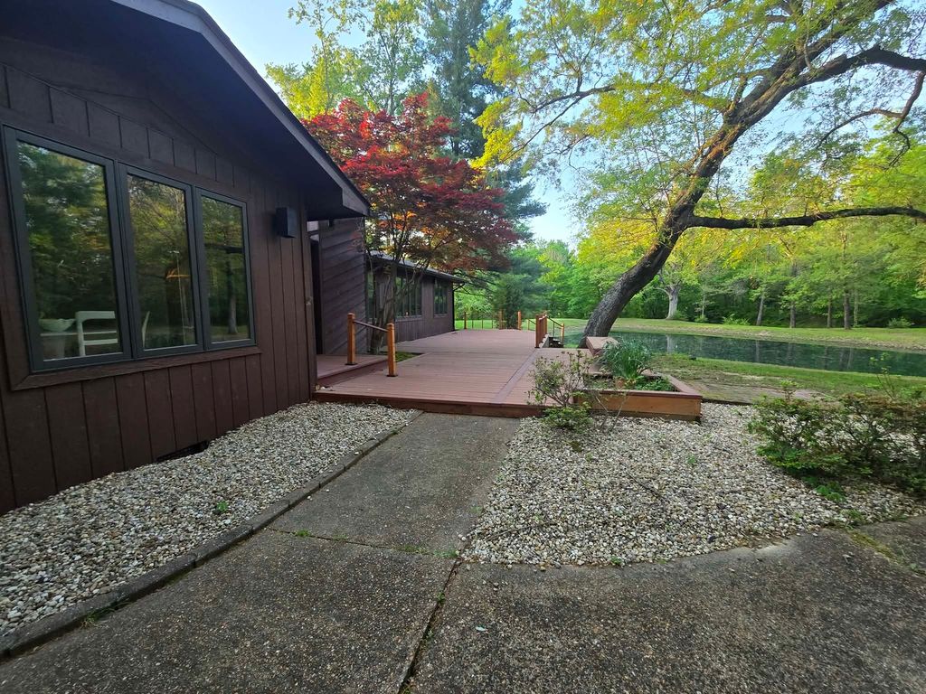 Image 7 of property listing at 17647 N Old Centralia Lane, Mt Vernon, IL 62864