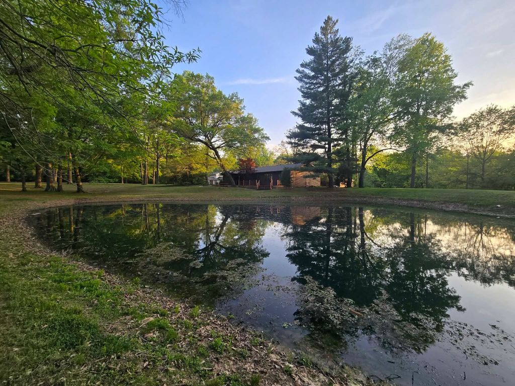 Image 8 of property listing at 17647 N Old Centralia Lane, Mt Vernon, IL 62864
