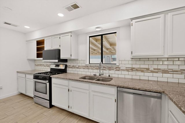 735 Stagecoach Road SE, Rio Rancho, NM 87124