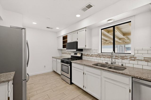 735 Stagecoach Road SE, Rio Rancho, NM 87124