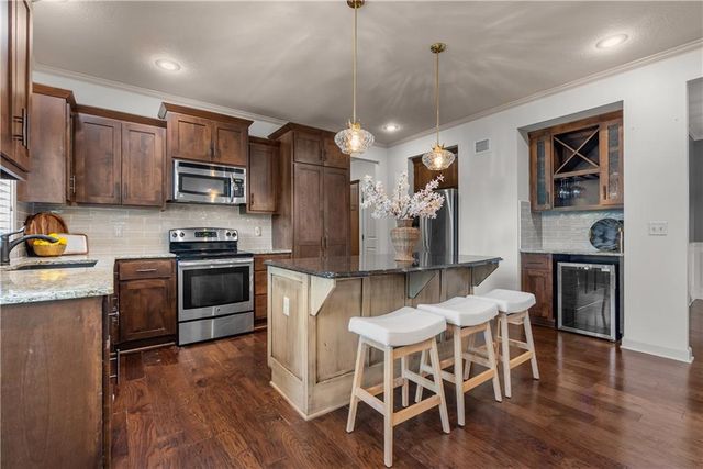 508 SW Lake Side Drive, Lee's Summit, MO 64064