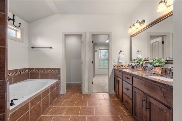 508 SW Lake Side Drive, Lee's Summit, MO 64064