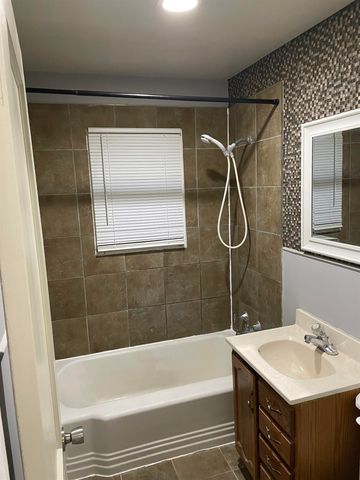 1056 N Edgemoor St, Wichita, KS 67208