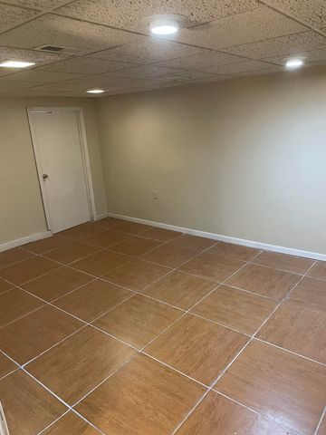 1056 N Edgemoor St, Wichita, KS 67208