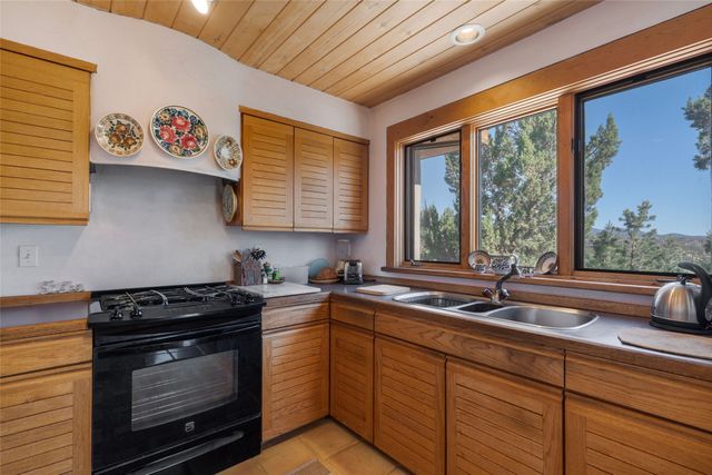 39 Zambra Way, Santa Fe, NM 87506