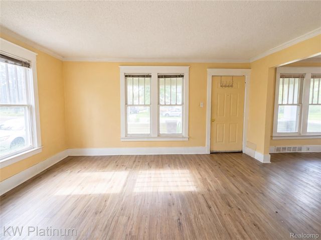 114 W Hamilton Avenue, Flint, MI 48503
