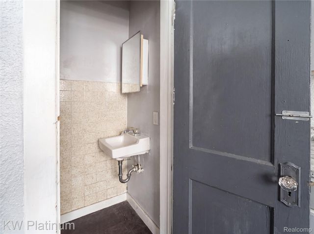 114 W Hamilton Avenue, Flint, MI 48503