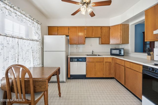 12 Interlaken Court 7, Freehold, NJ 07728