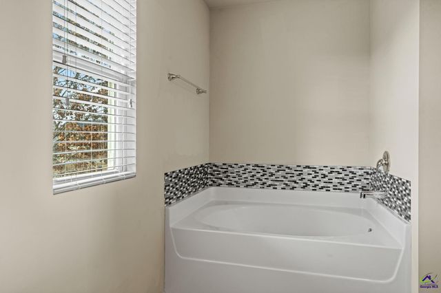 204 Flowing Meadows Drive, Kathleen, GA 31047