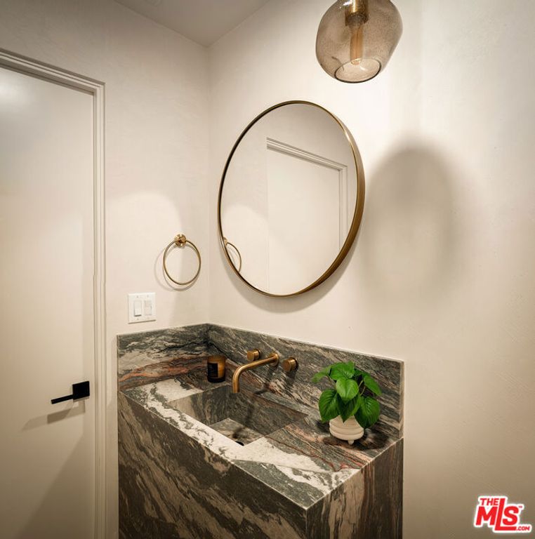 Image 10 of property listing at 13949 Cumpston Street, Sherman Oaks, CA 91401