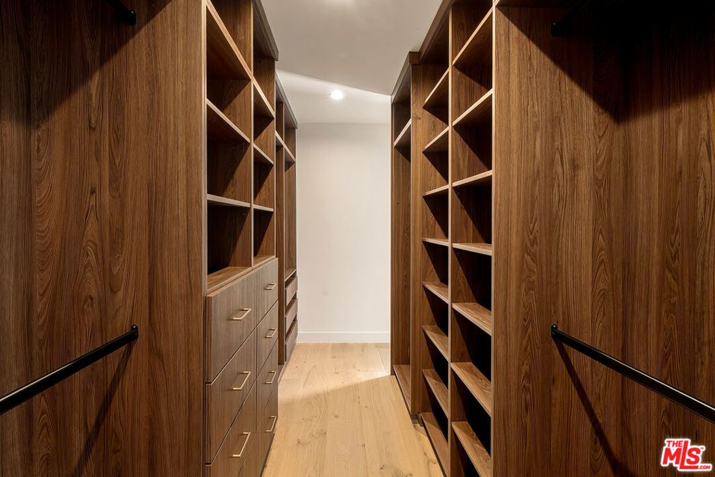 Image 14 of property listing at 13949 Cumpston Street, Sherman Oaks, CA 91401