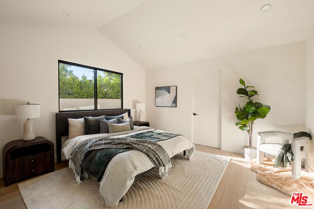 Image 17 of property listing at 13949 Cumpston Street, Sherman Oaks, CA 91401