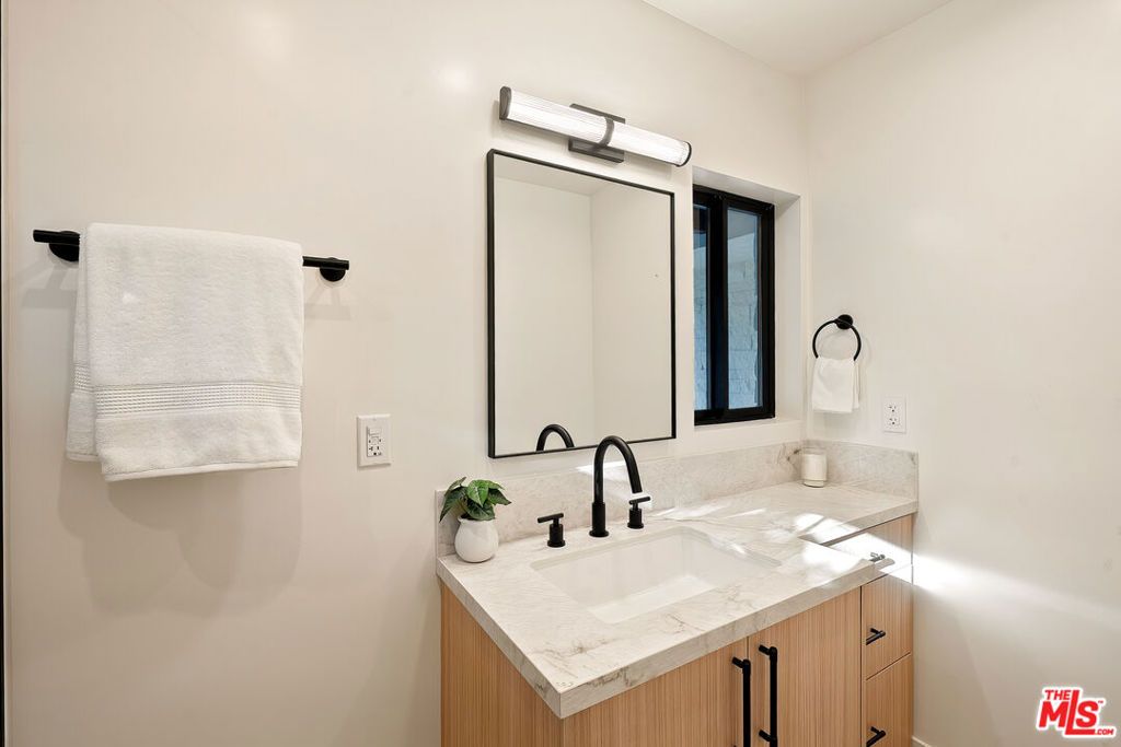Image 20 of property listing at 13949 Cumpston Street, Sherman Oaks, CA 91401