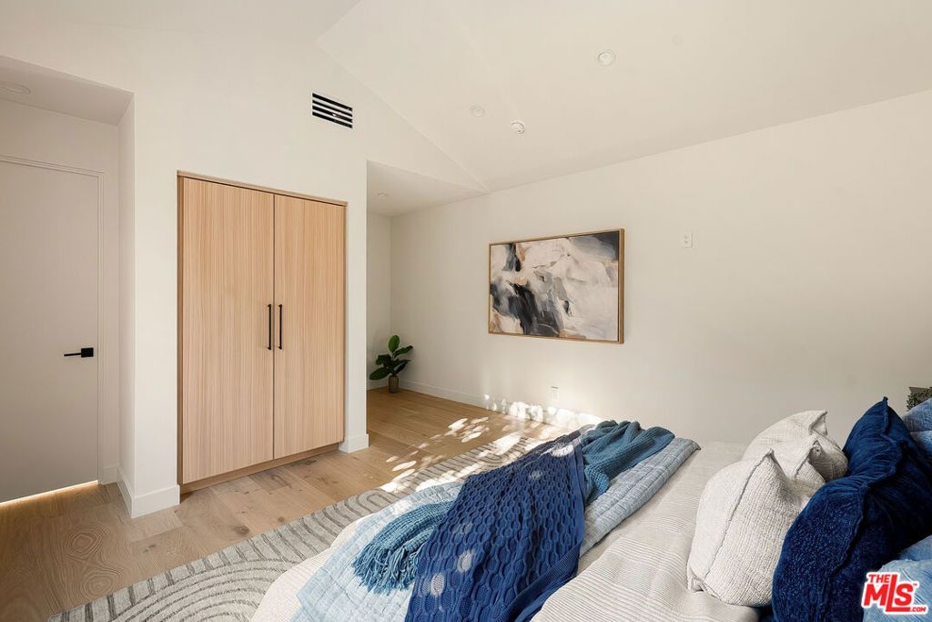 Image 22 of property listing at 13949 Cumpston Street, Sherman Oaks, CA 91401