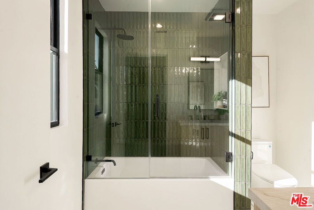 Image 23 of property listing at 13949 Cumpston Street, Sherman Oaks, CA 91401