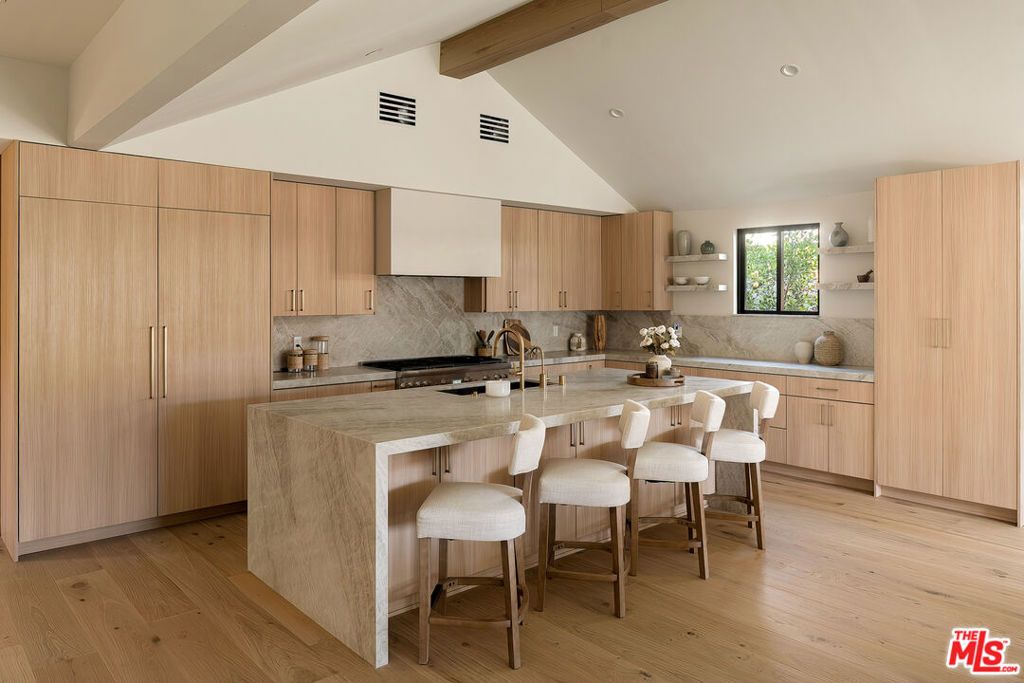 Image 8 of property listing at 13949 Cumpston Street, Sherman Oaks, CA 91401