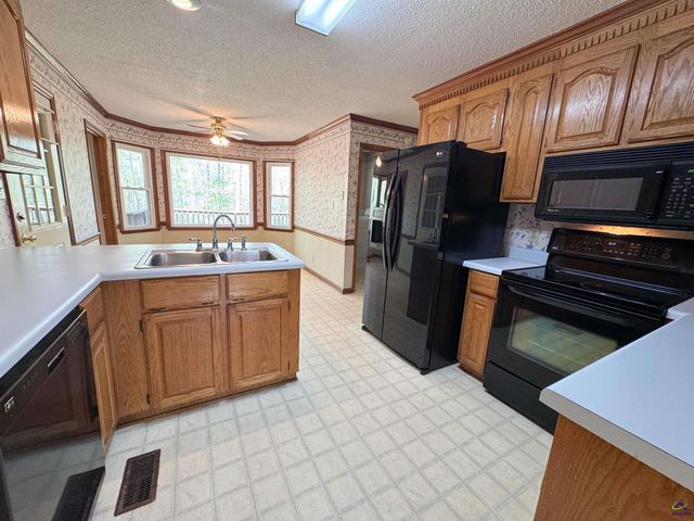 571 Barker Rd, Byron, GA 31008