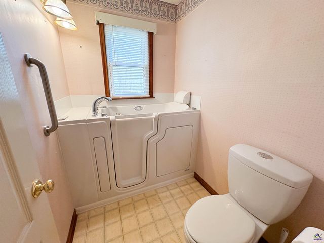 571 Barker Rd, Byron, GA 31008