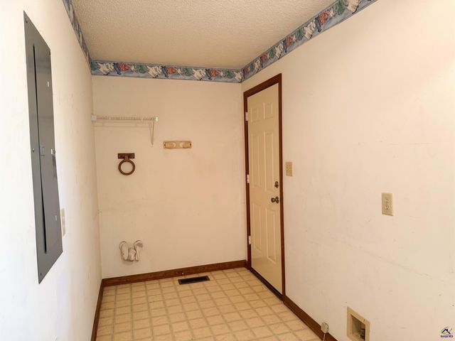 571 Barker Rd, Byron, GA 31008