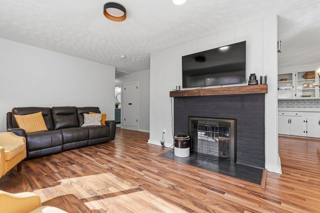 21 Warren Rd, Upton, MA 01568