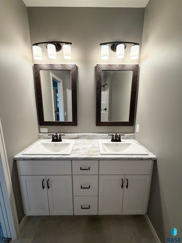 5927 S Spirea Ave Avenue, Sioux Falls, SD 57108