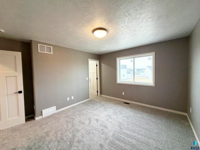 5927 S Spirea Ave Avenue, Sioux Falls, SD 57108