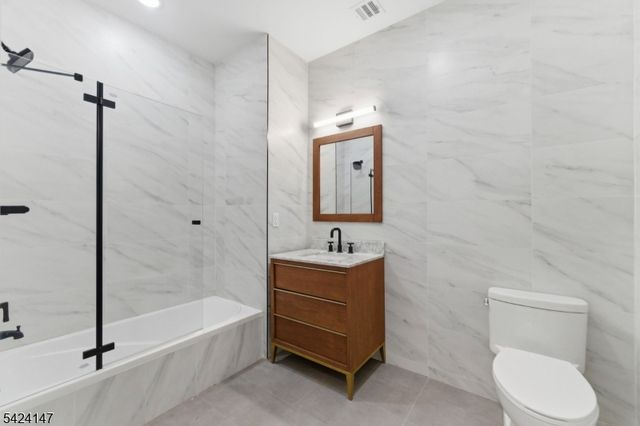 649 38Th St, Union City, NJ 07087