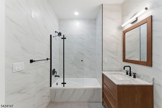 649 38Th St, Union City, NJ 07087