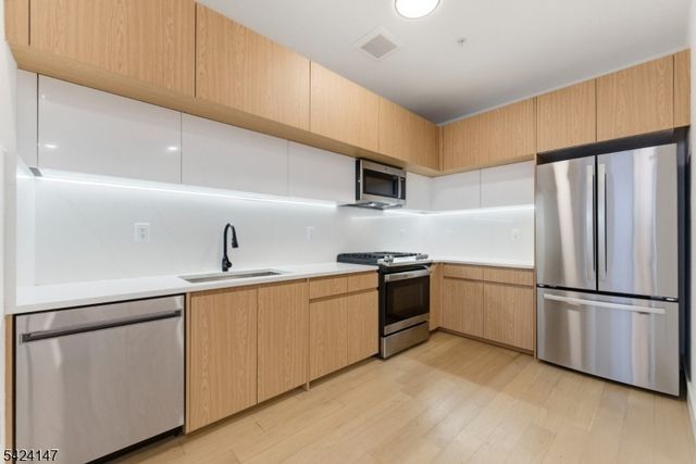 649 38Th St, Union City, NJ 07087