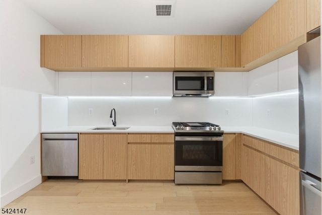 649 38Th St, Union City, NJ 07087