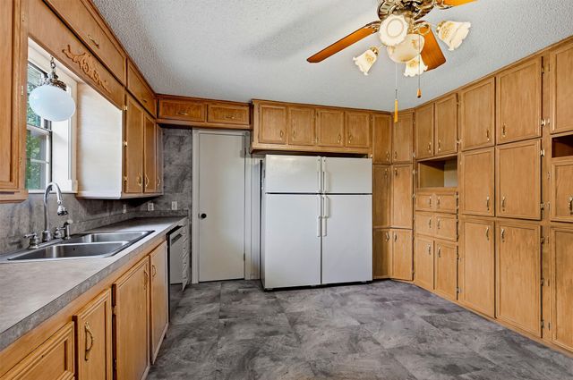 3721 Rock Creek Road, Whitesboro, TX 76273