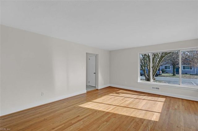 7 Suburban PW, Hampton, VA 23661