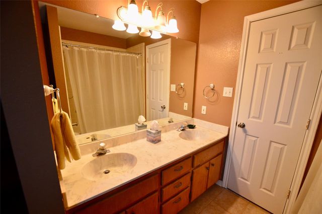 643 Yegua DR, Lexington, TX 78947