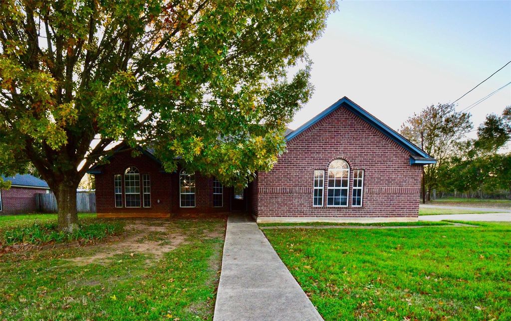 643 Yegua DR, Lexington, TX 78947