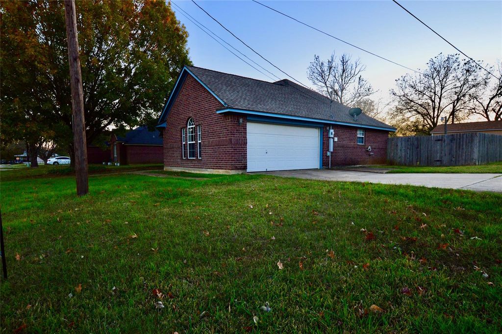 643 Yegua DR, Lexington, TX 78947