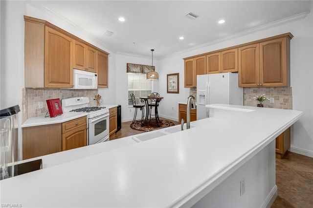 9243 Tesoro LN # 103, Naples, FL 34114