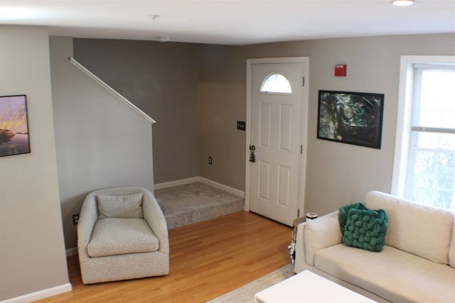 15 Elm St Apt 6, Derry, NH 03038