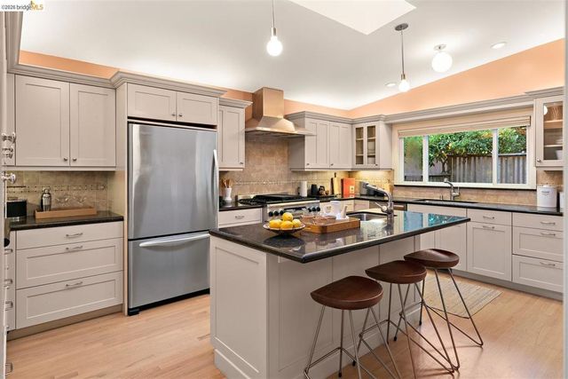 38 Drake Ln, Oakland, CA 94611