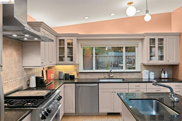 38 Drake Ln, Oakland, CA 94611