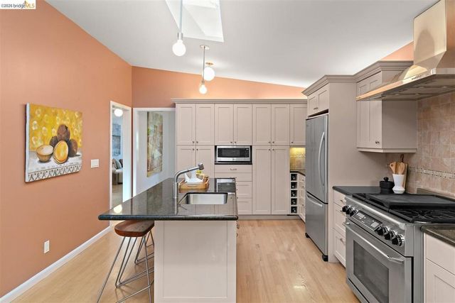 38 Drake Ln, Oakland, CA 94611