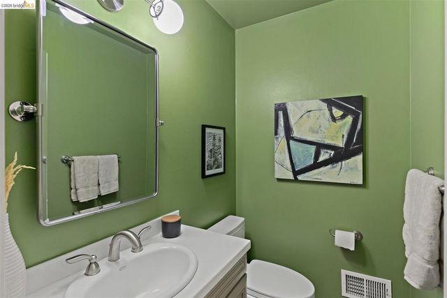 38 Drake Ln, Oakland, CA 94611
