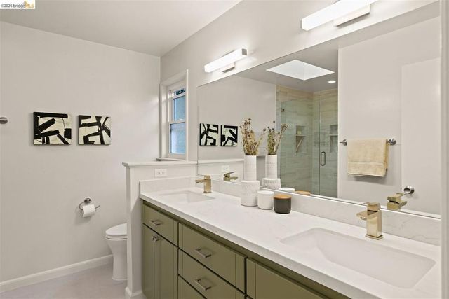 38 Drake Ln, Oakland, CA 94611