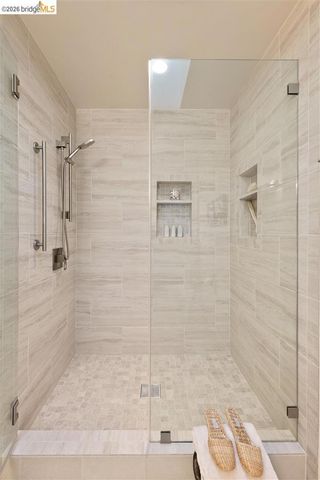 38 Drake Ln, Oakland, CA 94611