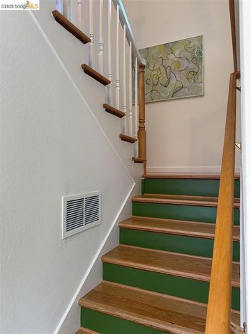 38 Drake Ln, Oakland, CA 94611