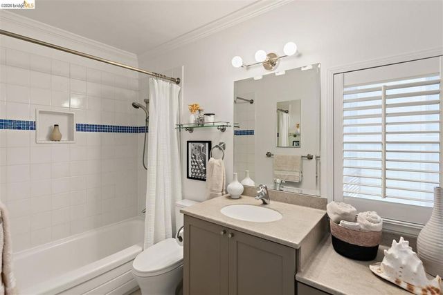 38 Drake Ln, Oakland, CA 94611