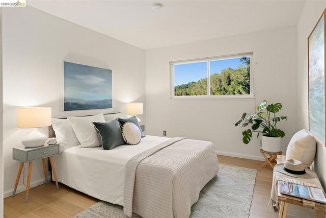 38 Drake Ln, Oakland, CA 94611