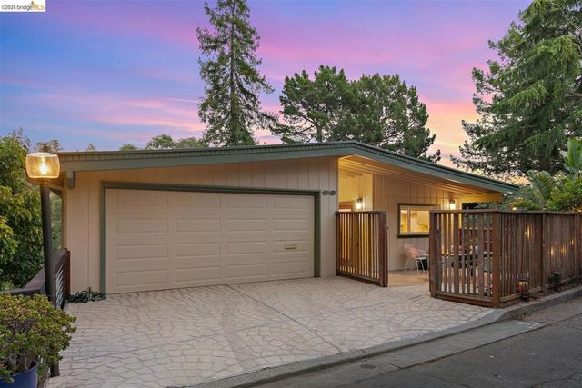 38 Drake Ln, Oakland, CA 94611