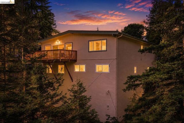 38 Drake Ln, Oakland, CA 94611