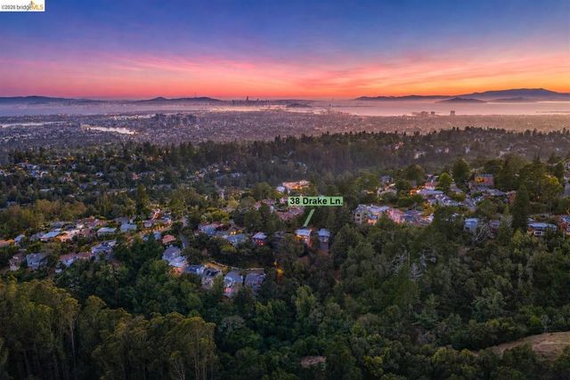 38 Drake Ln, Oakland, CA 94611